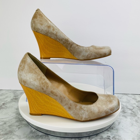 Nicole Miller Heeled Wedge Womens 9.5 Beige Round Toe Leather Minimalist Classy - Picture 2 of 11